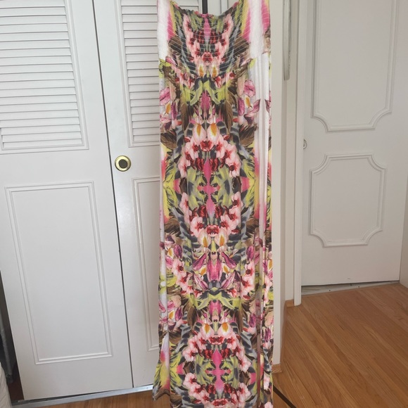 Beautiful maxi dress designed by Lily Aldridge for velvet. Floral design - Picture 6 of 8